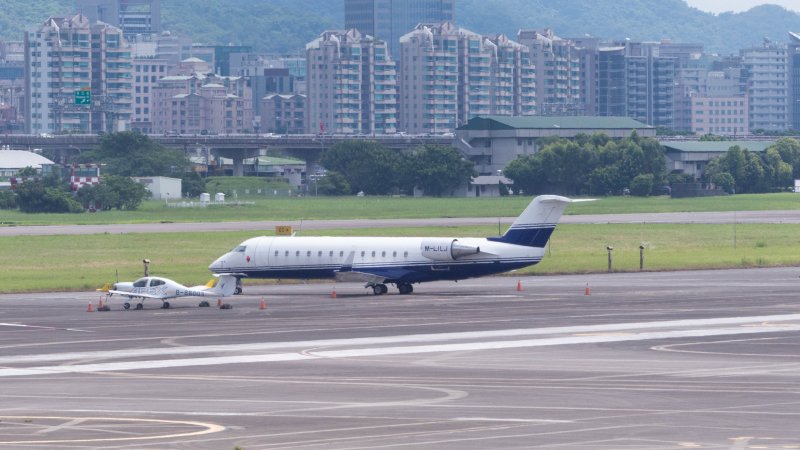 Бомбардир CRJ 1000