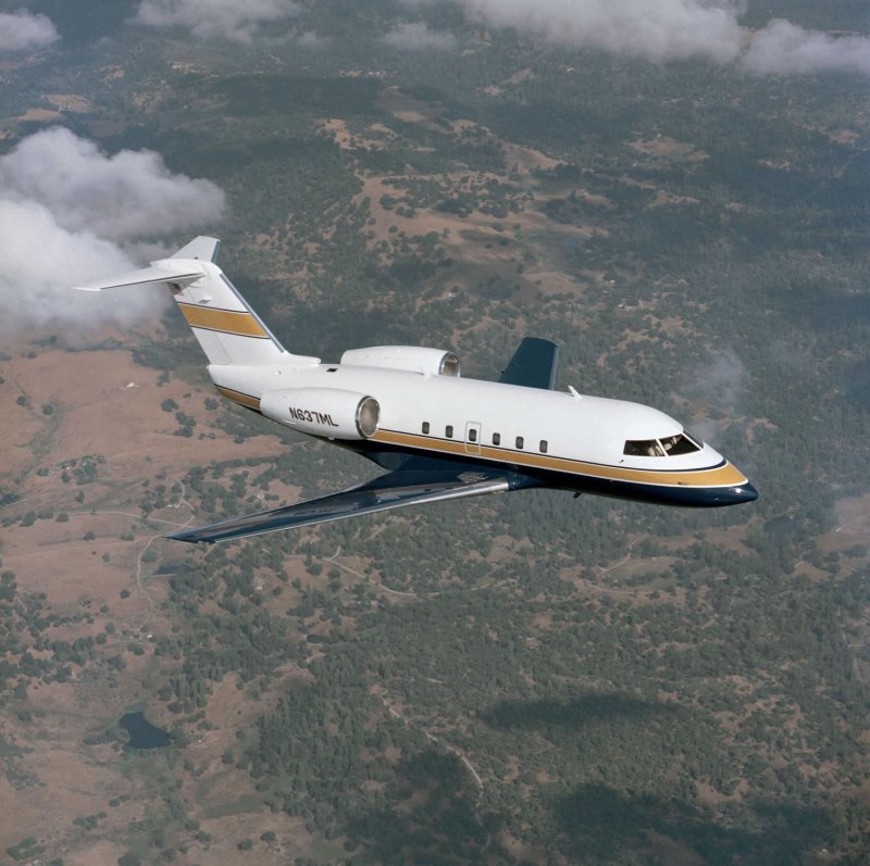 Самолет bd-100-1a10