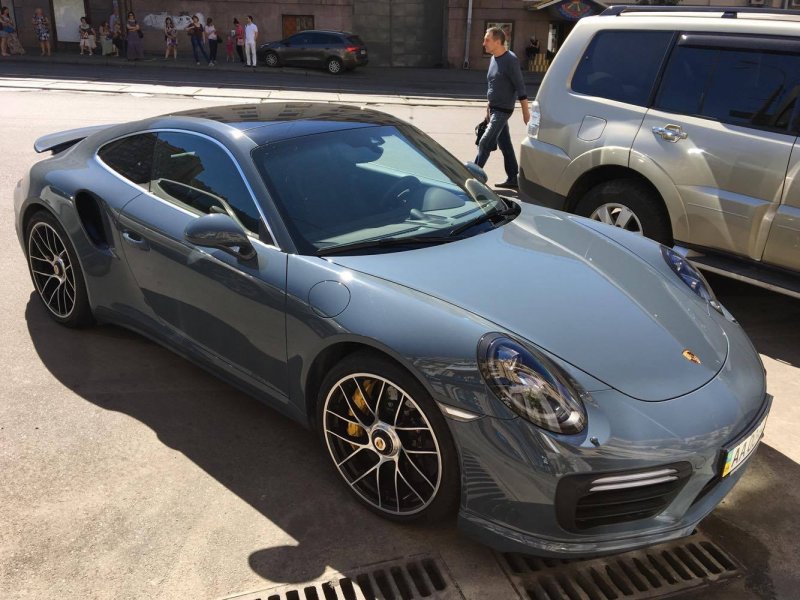 Порше 911 мокрый асфальт