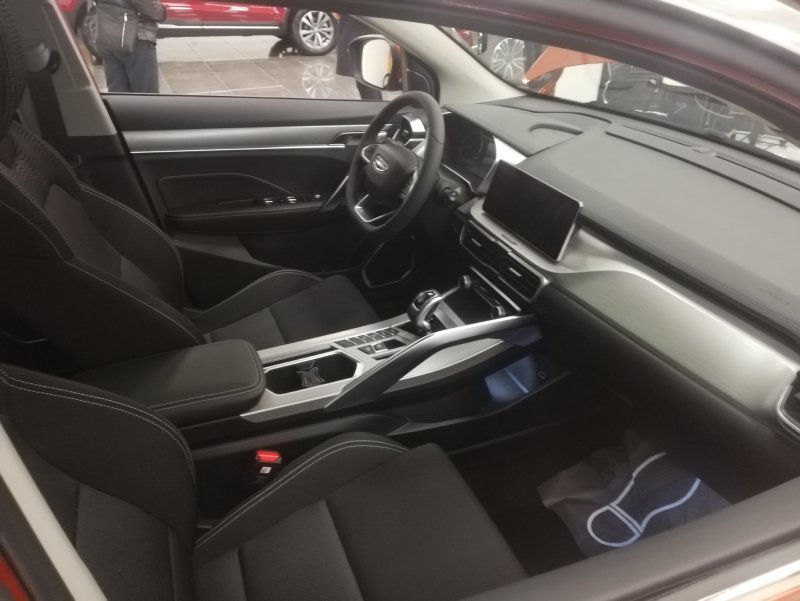 Geely Coolray черный салон