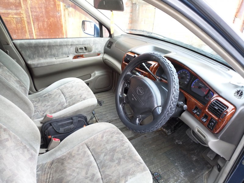 Nissan Rnessa 2000 салон
