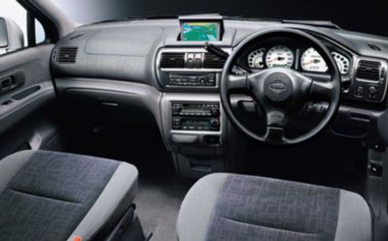 Nissan Rnessa 2000 салон