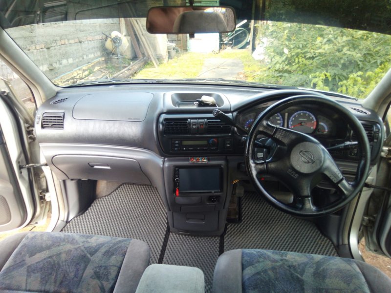 Nissan r'nessa салон