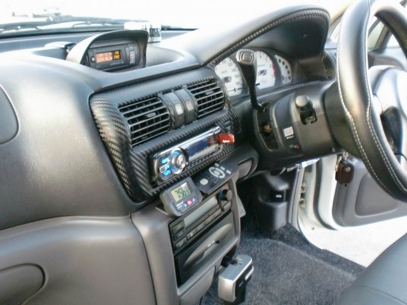 Nissan Rnessa салон