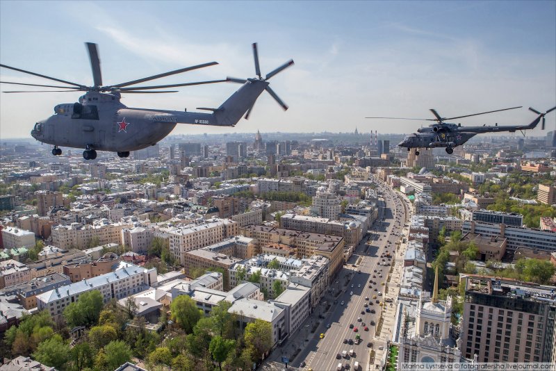 Вертолет над городом