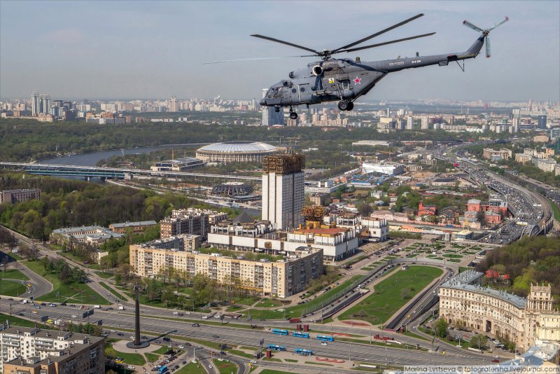 Вертолет над городом