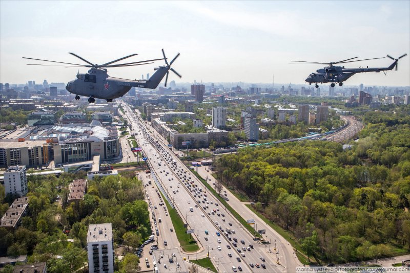 Вертолет над городом