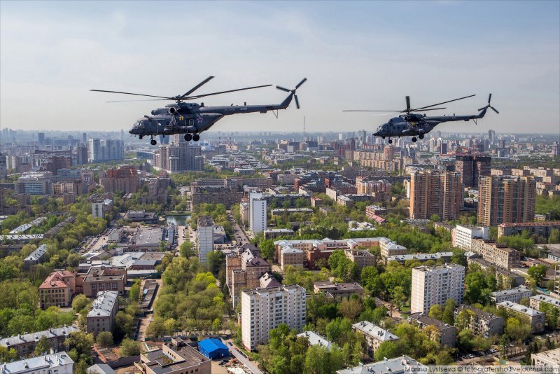 Вертолет над Москвой