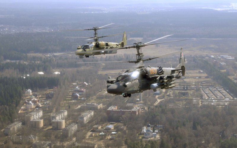 Вертолет в небе над городом