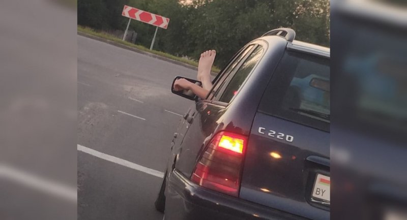 Рука из пальто выглядывает