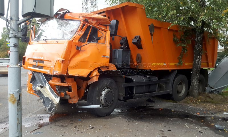 Разбитые вдребезги КАМАЗ