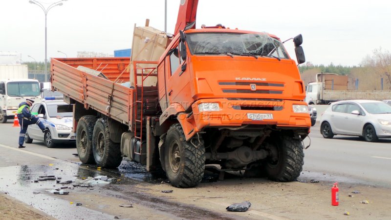 Битый КАМАЗ 6520