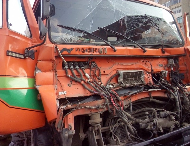 КАМАЗ 6520 разбитый