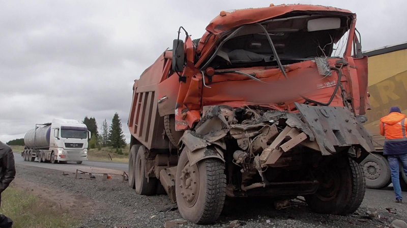 КАМАЗ 6520 разбитый