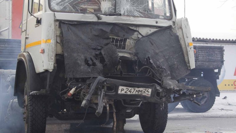КАМАЗ влетел в дом