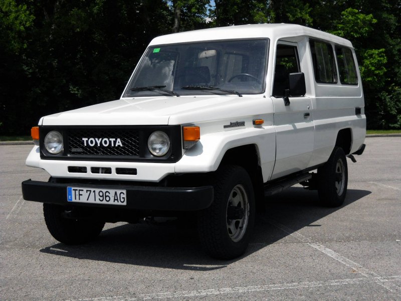 Toyota Land Cruiser 75