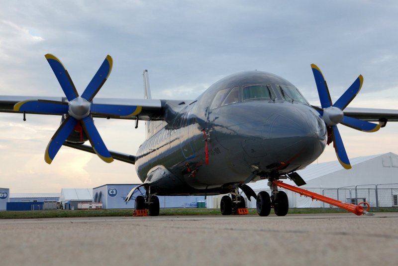 АН-140 военно-транспортный самолёт