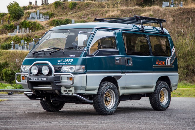 Машина Mitsubishi Delica 2002