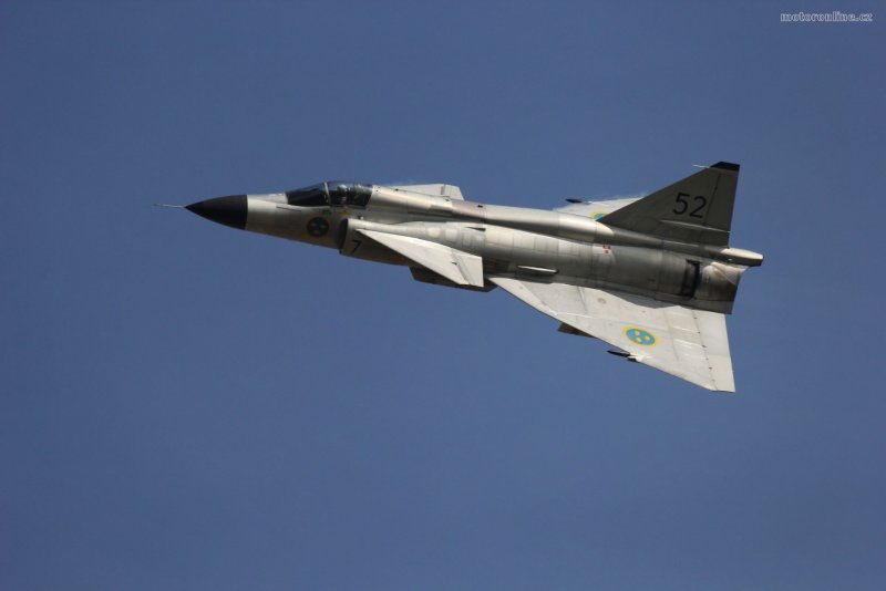 Saab 37 Viggen with car