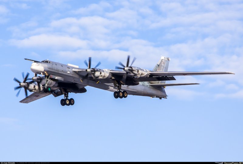 Стратегический турбовинтовой бомбардировщик ту-95мс