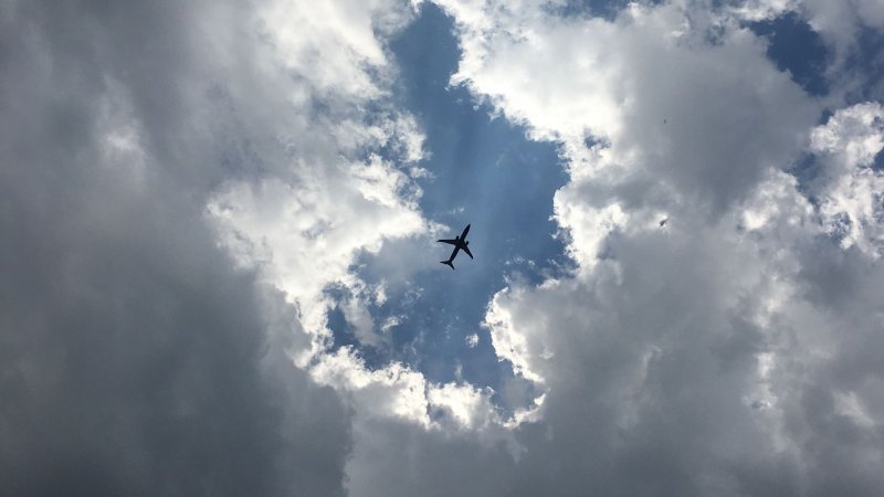 Малогабаритный самолет в небе