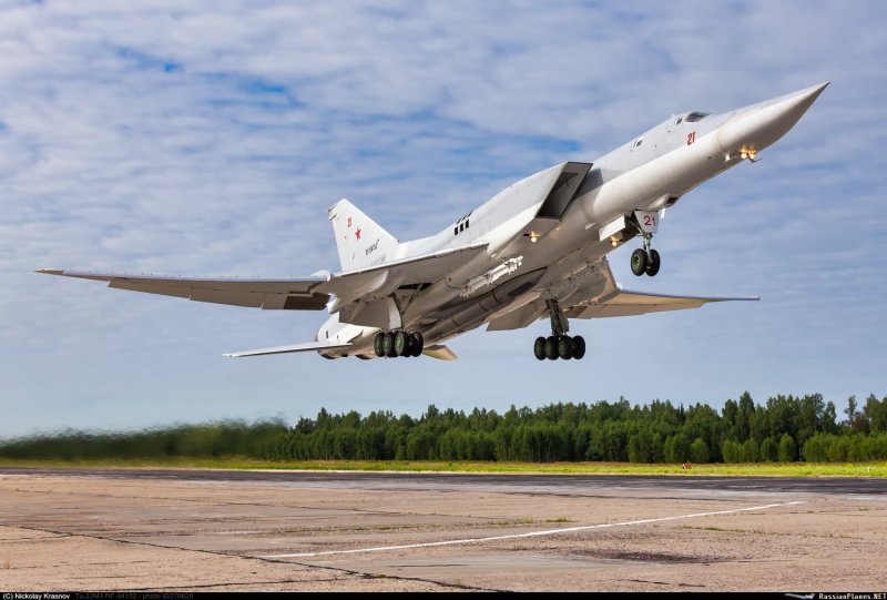 Турбовинтовой стратегический бомбардировщик-ракетоносец ту-95