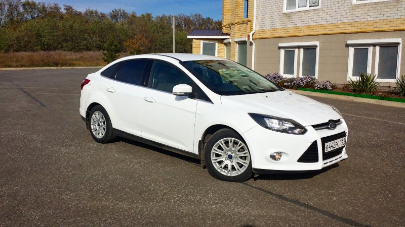 Ford Focus 2013 седан белый