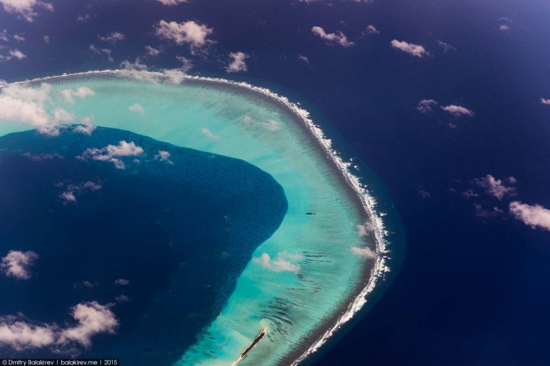 Вид из окна самолета на море