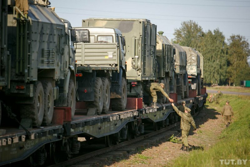 Поезд с военной техникой
