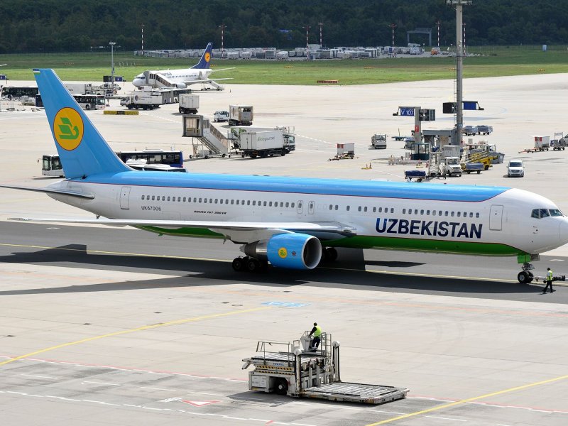 Самолет Uzbekistan Airways