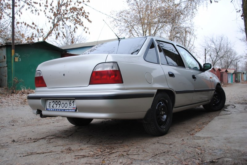 Daewoo Nexia зад