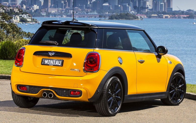 Mini Cooper желтый