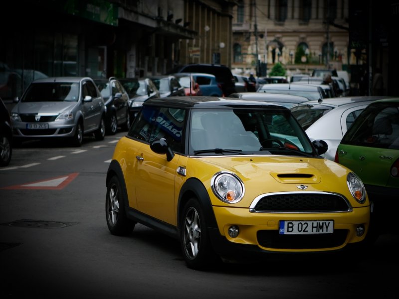 Желтый Mini Cooper s