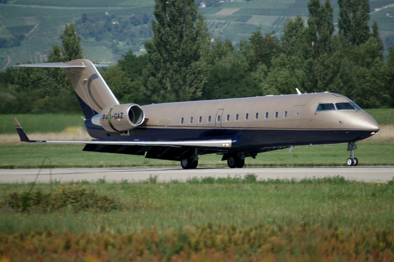 Самолет Митсубиси CRJ 200