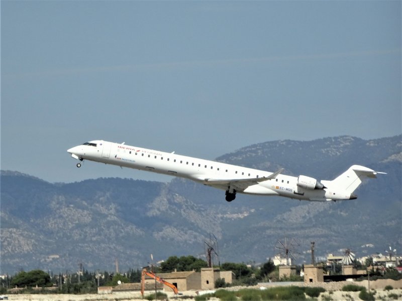 Канадский самолет CRJ-200