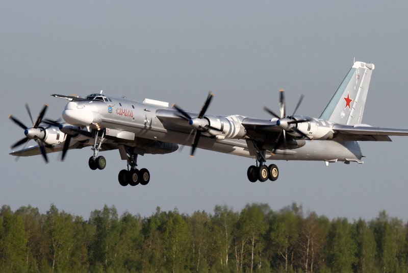 Самолет дальней авиации ту-95