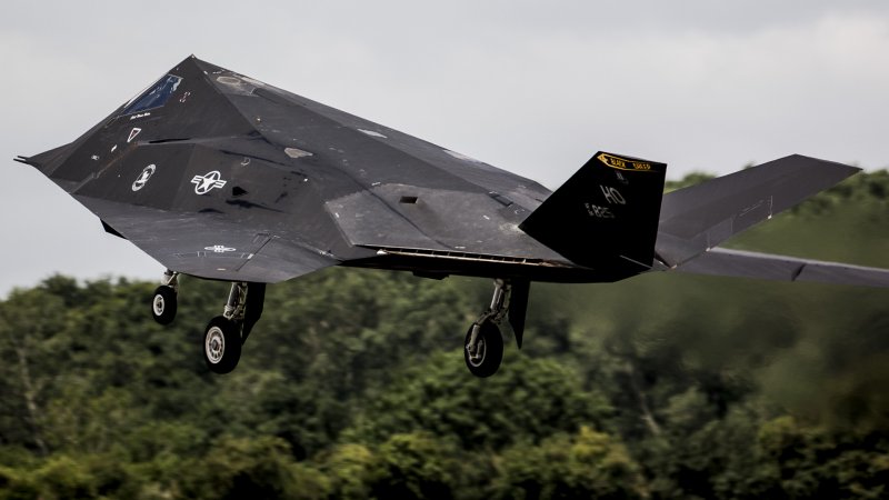 Американский малозаметный стратегический бомбардировщик b-21