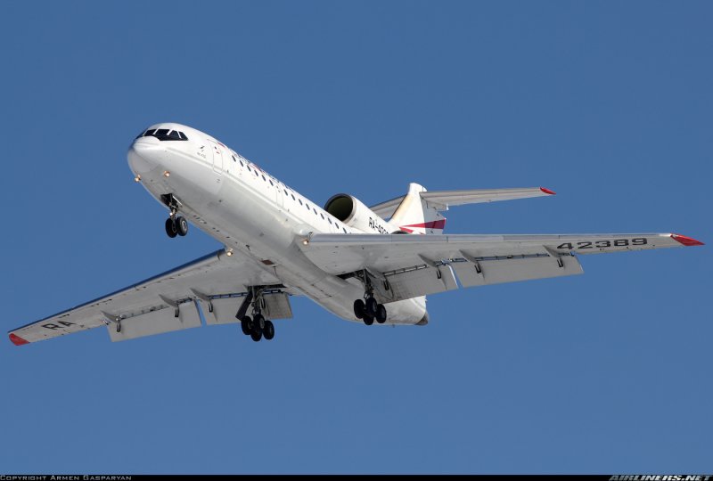 Самолет як 40 в небе