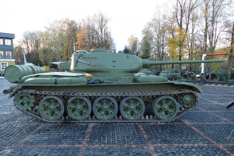 MINIART 37002 T-44m Soviet Medium Tank 1:35