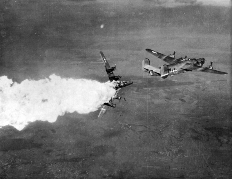 B17 летающая крепость подбитый