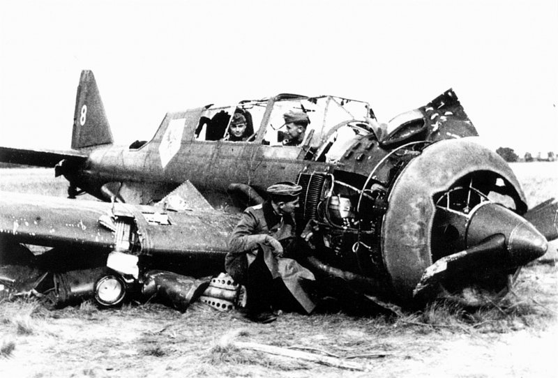 Подбитый немецкий самолет 1945