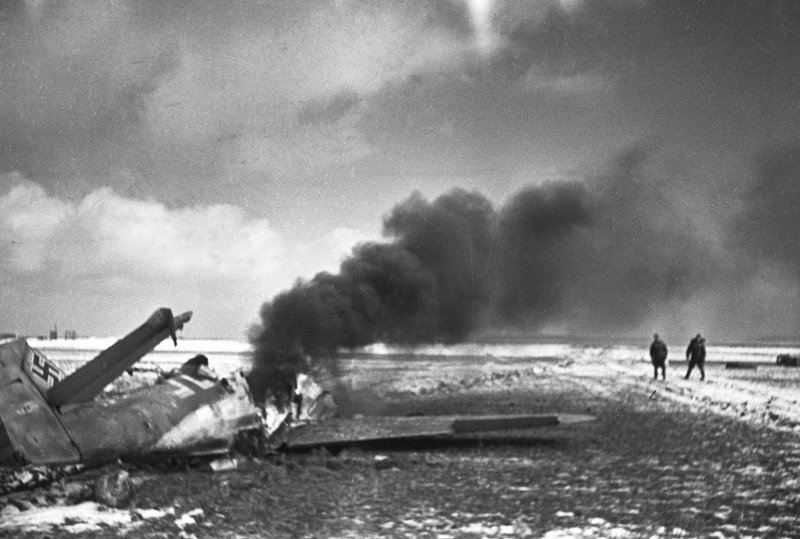 Подбитый немецкий самолет 1945