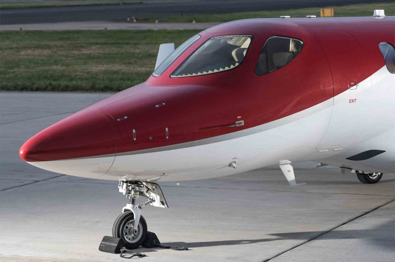 Маленький частный самолет HONDAJET