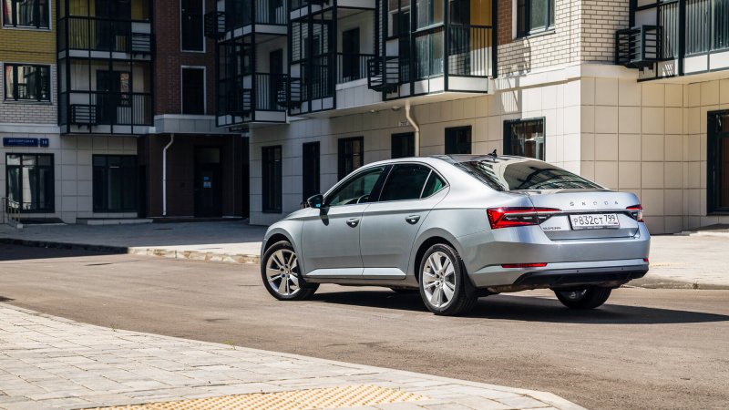 Шкода Рапид лифтбек красная