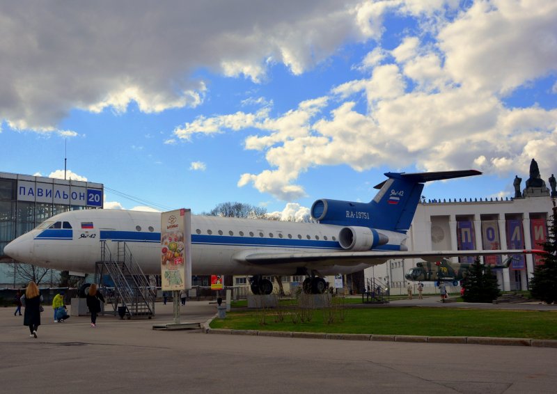Самолет на ВДНХ як 42