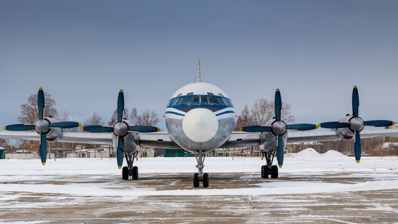 Турбовинтовой пассажирский самолет ил-18
