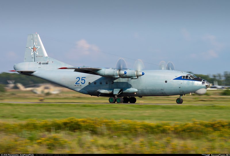АН-12 транспортный самолёт