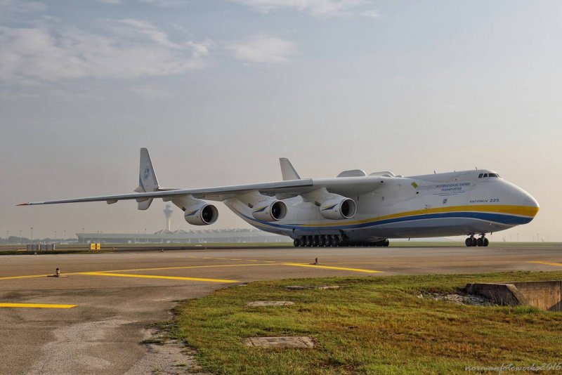 АН-124 перевозит самолет