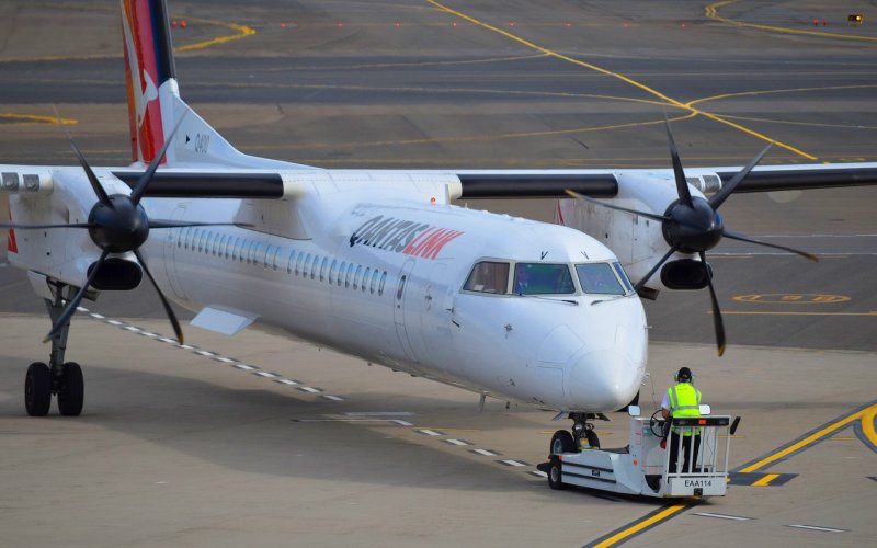 Самолет Bombardier q400