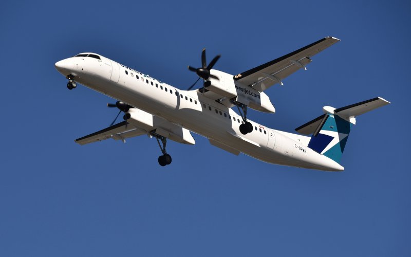 Самолет Bombardier q400